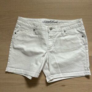 Women’s white size 6 universal threads medium rise shorts
